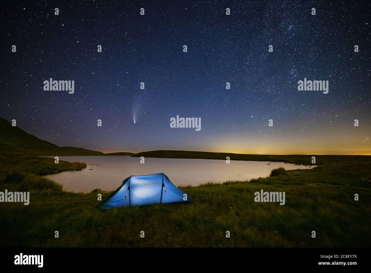 Comet NEOWISE su Llyn y Fan Fawr, Brecon Beacons, Galles Foto Stock