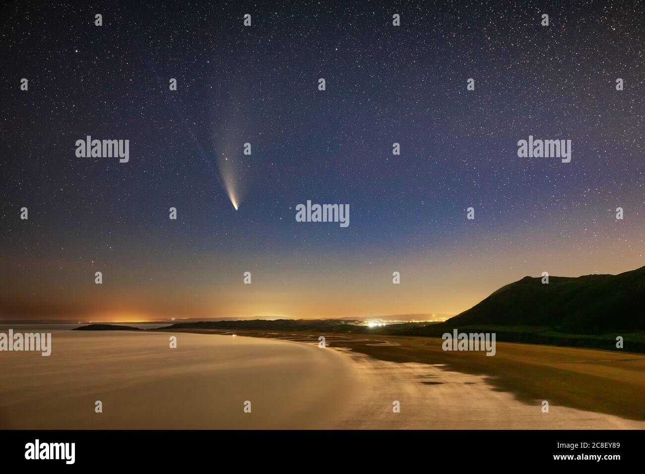 Cometa NEOWISE su Rhossili Bay, Galles Foto Stock