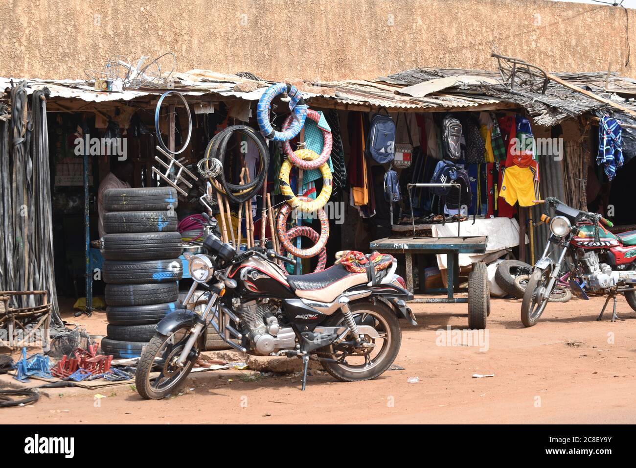 Una motocicletta parcheggiata di fronte a un negozio di ricambi per biciclette in Niger, Africa Foto Stock