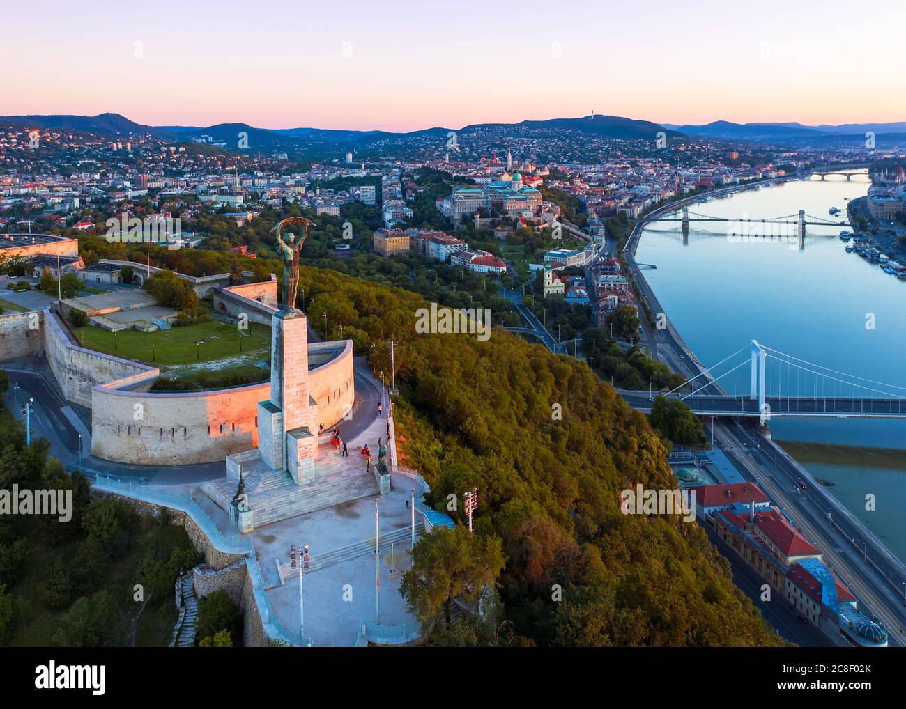Europa Ungheria Budapest Cittadella. Statua della libertà. I paesaggi urbani di Budapest formano la collina di Gellert. Vista aerea della splendida Statua Ungherese della libertà Foto Stock