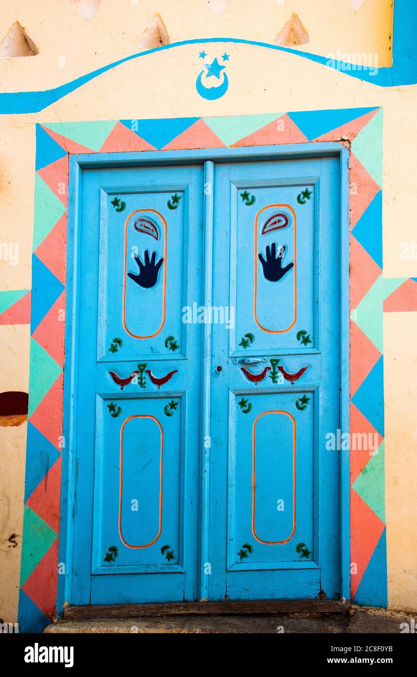 Porta di una tradizionale casa nubiana sull'isola Elefantina, Assuan, Egitto Foto Stock