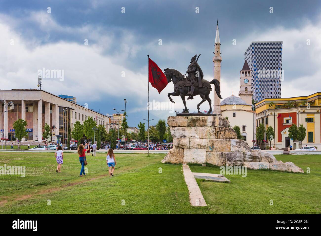 Tirana, Albania. Piazza Skanderbeg con monumento a Skanderbeg, vero nome George Castriot, 1405 – 1468. Bandiera nazionale albanese. Et'Hem Bey mosque in Foto Stock