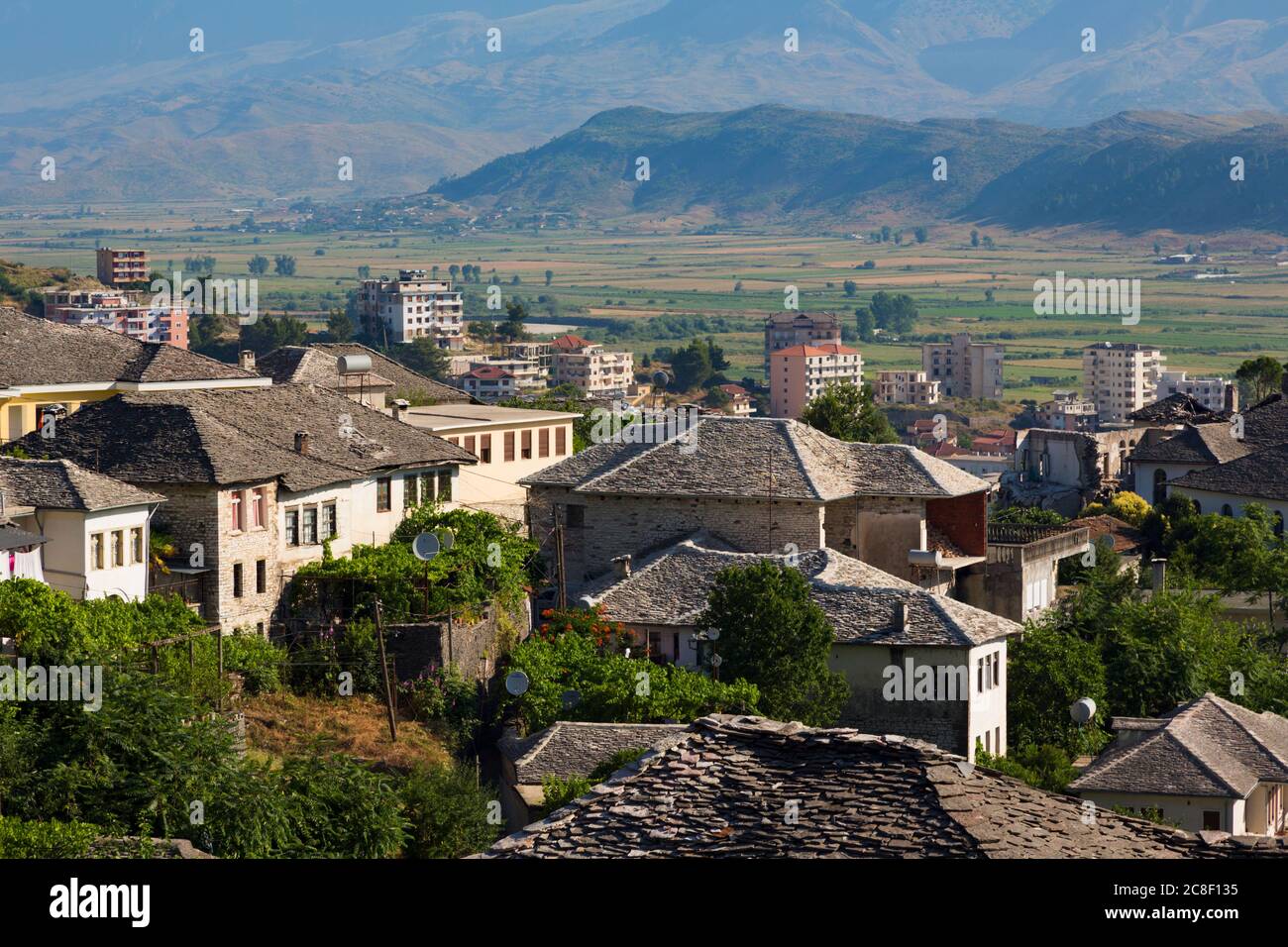 Gjirokastra o Gjirokaster, Albania. Architettura tipica nella città vecchia. Case con tetti in pietra. Gjirokastra è un sito patrimonio dell'umanità dell'UNESCO. Foto Stock