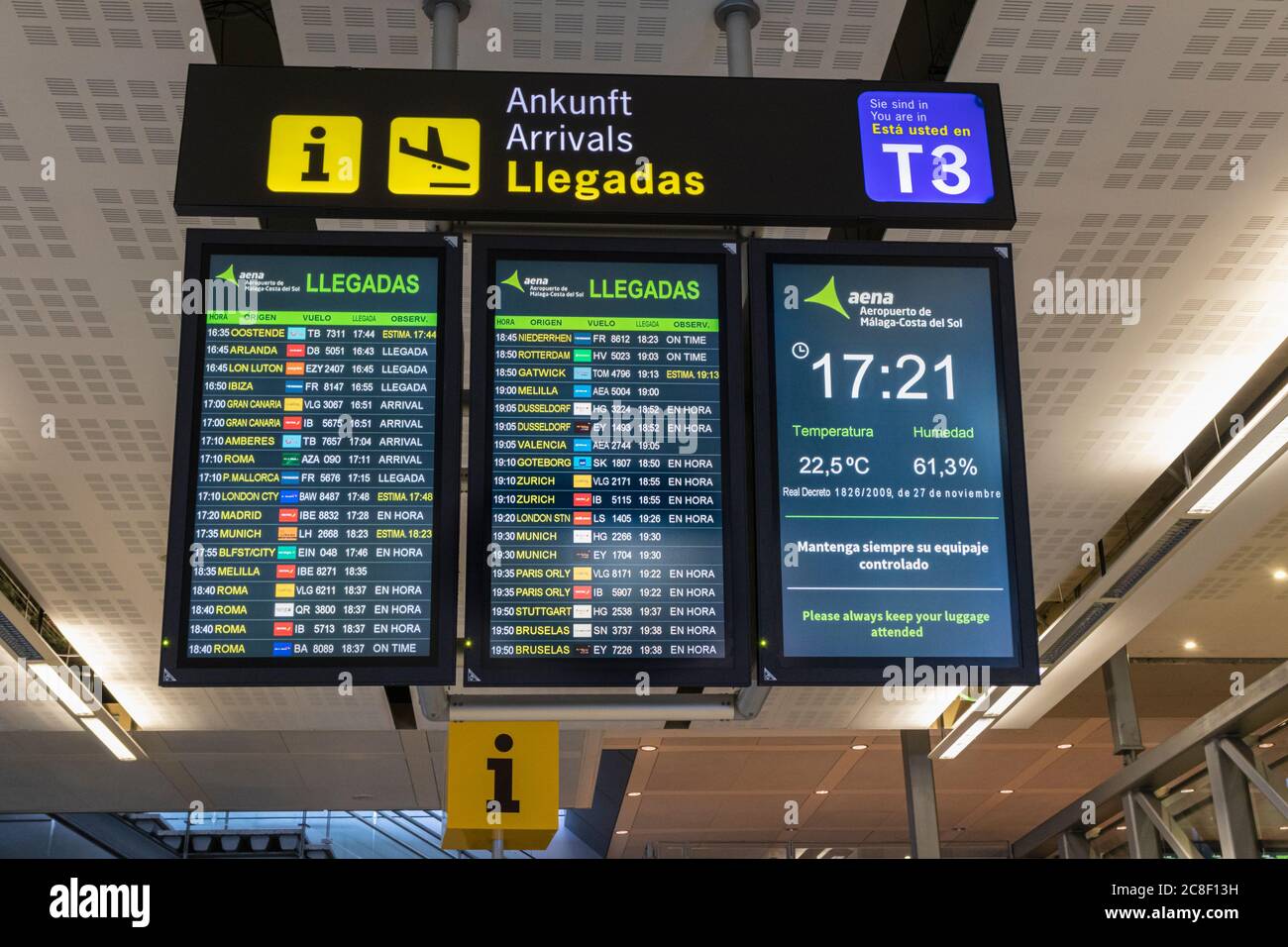 Arrivi elettronici multilingue all'aeroporto di Malaga, Spagna. Foto Stock