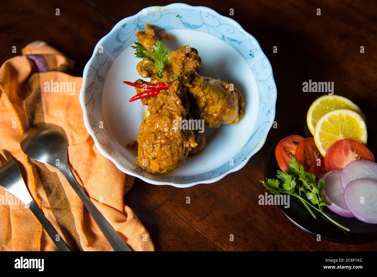 Vista dall'alto del tikka masala di pollo in una ciotola con uso di fuoco selettivo Foto Stock