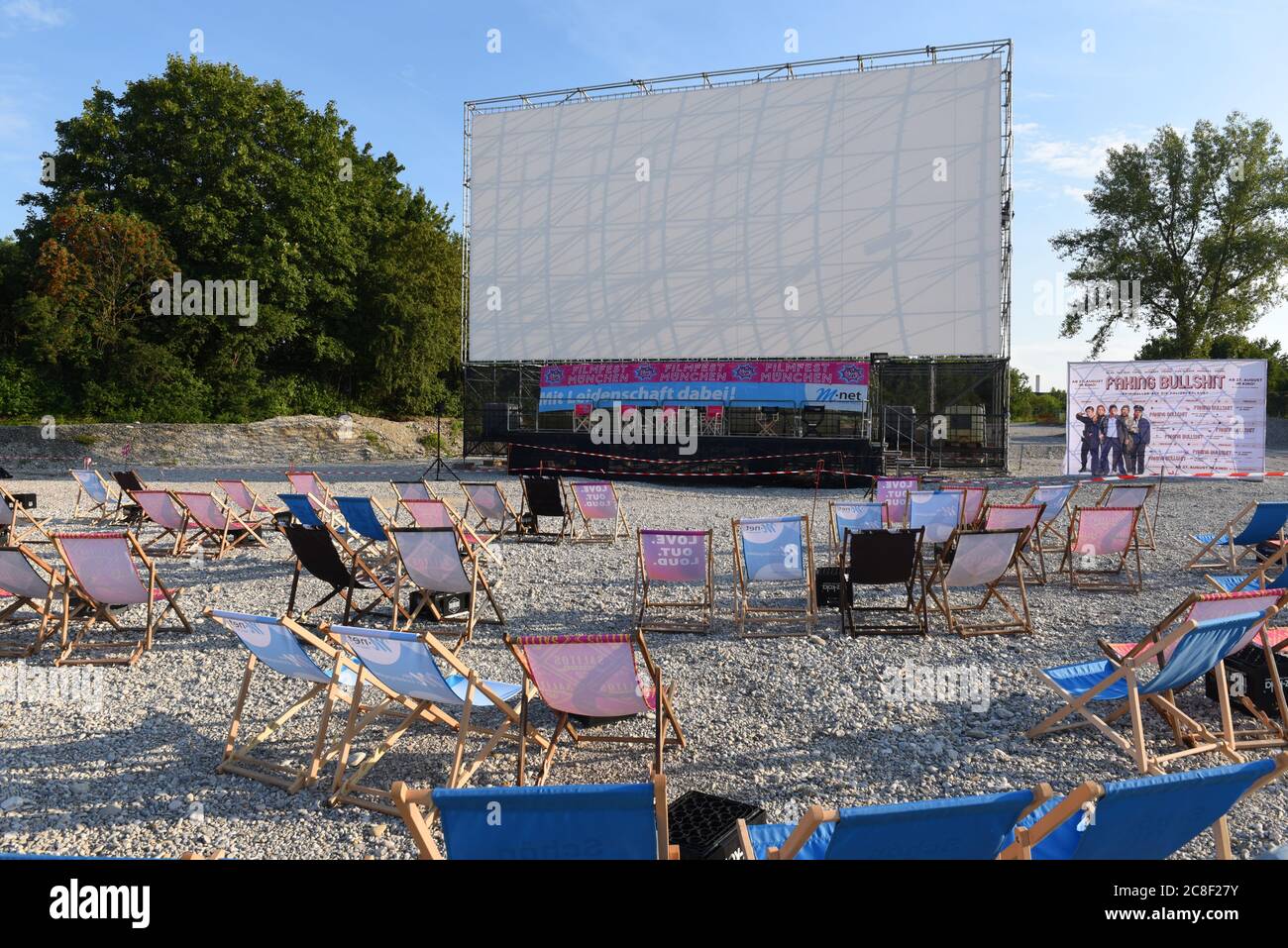 Monaco, Germania. 23 luglio 2020. Le sedie a sdraio per i "non-driver" e lo schermo del film possono essere visti prima della prima di "Faking Bullshit" nel pop-in del cinema a comparsa al Filmfest München Pop-Up. Credit: Ursula Düren/dpa/Alamy Live News Foto Stock