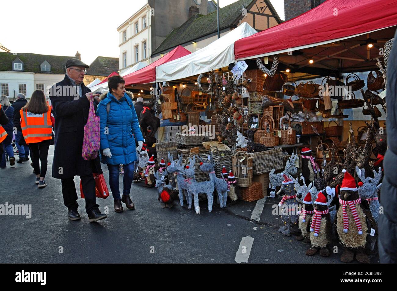 Gli amanti dello shopping navigano al mercato natalizio di Worcester, nelle strade del centro della città Foto Stock