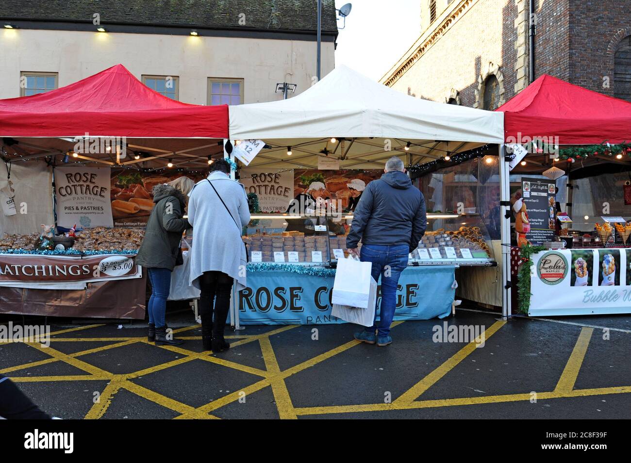 Gli amanti dello shopping navigano al mercato natalizio di Worcester, nelle strade del centro della città Foto Stock