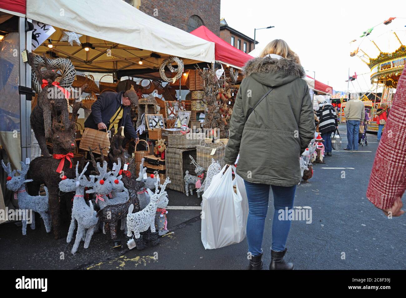 Gli amanti dello shopping navigano al mercato natalizio di Worcester, nelle strade del centro della città Foto Stock