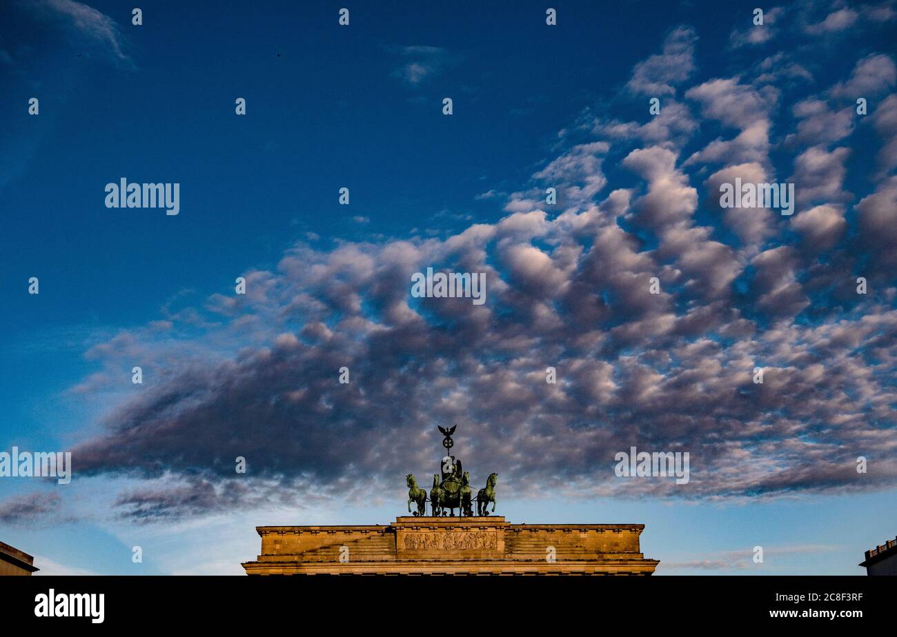 Berlino, Germania. 24 luglio 2020. Una banda di nuvole passa sopra la porta di Brandeburgo. Credit: Paul Zinken/dpa-zb-zentralbild/dpa/Alamy Live News Foto Stock