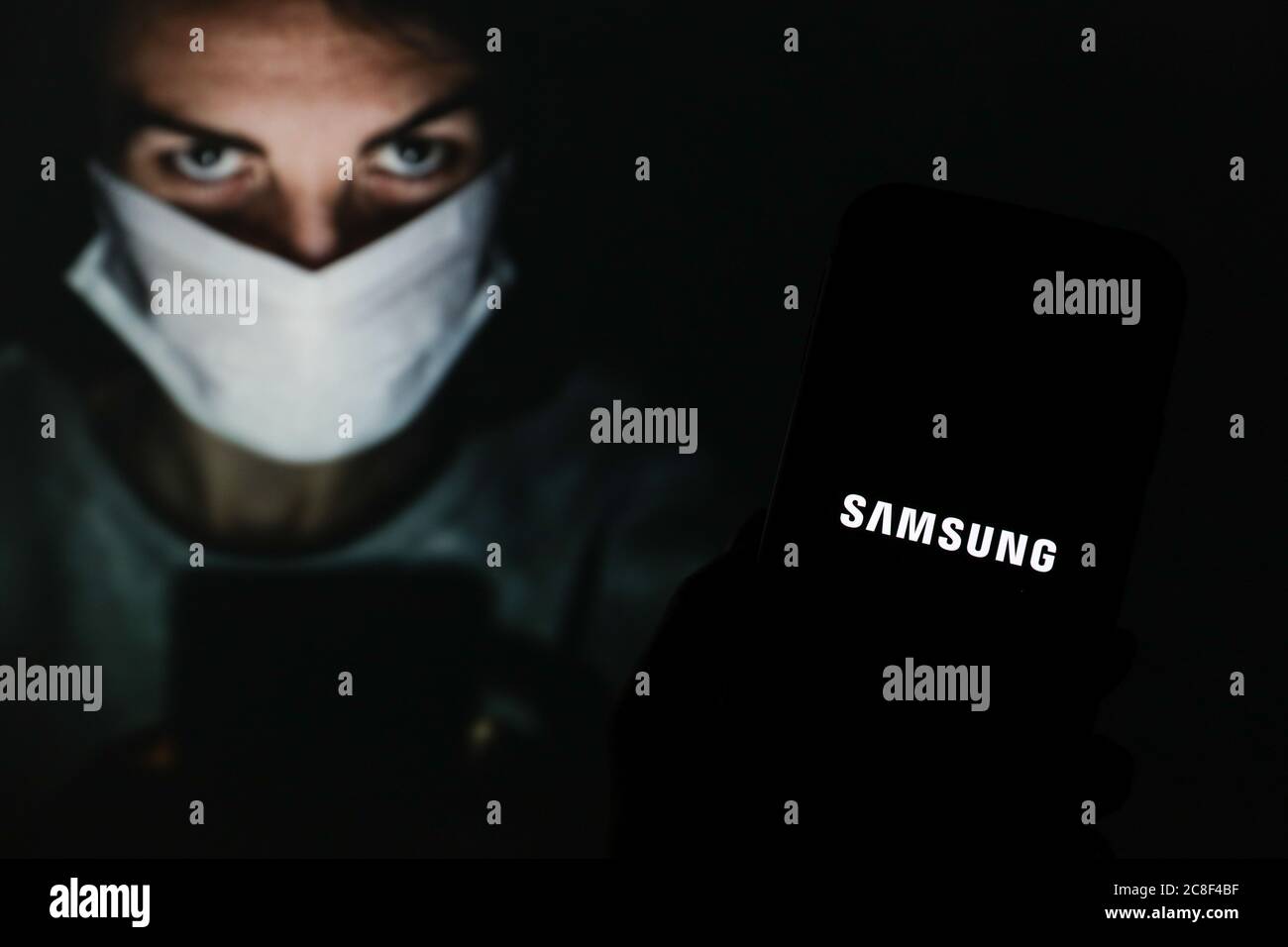 In questa illustrazione della foto viene visualizzato un logo Samsung visualizzato su uno smartphone. Foto Stock