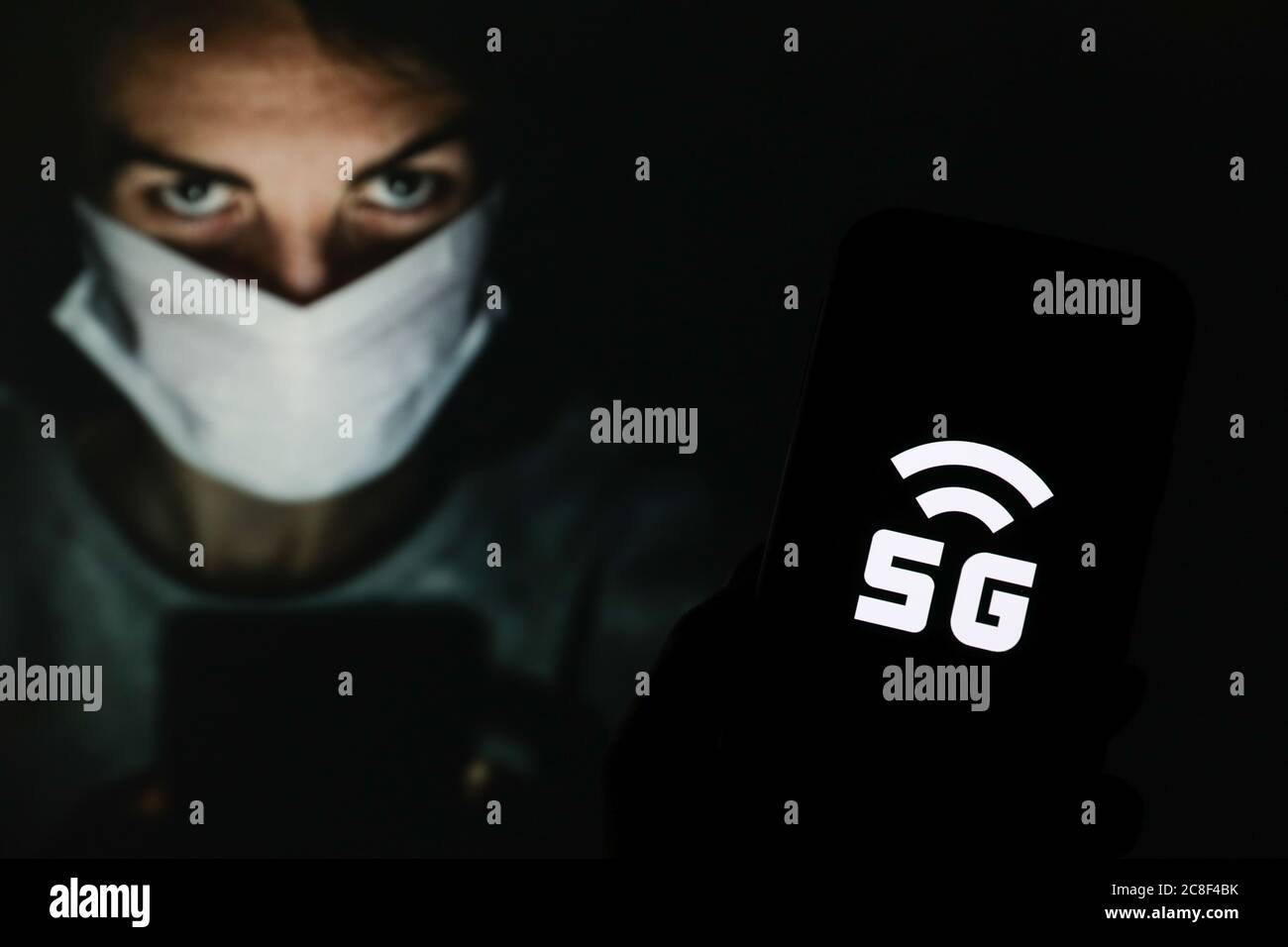 In questa illustrazione fotografica viene visualizzato un logo 5G sullo smartphone. Foto Stock