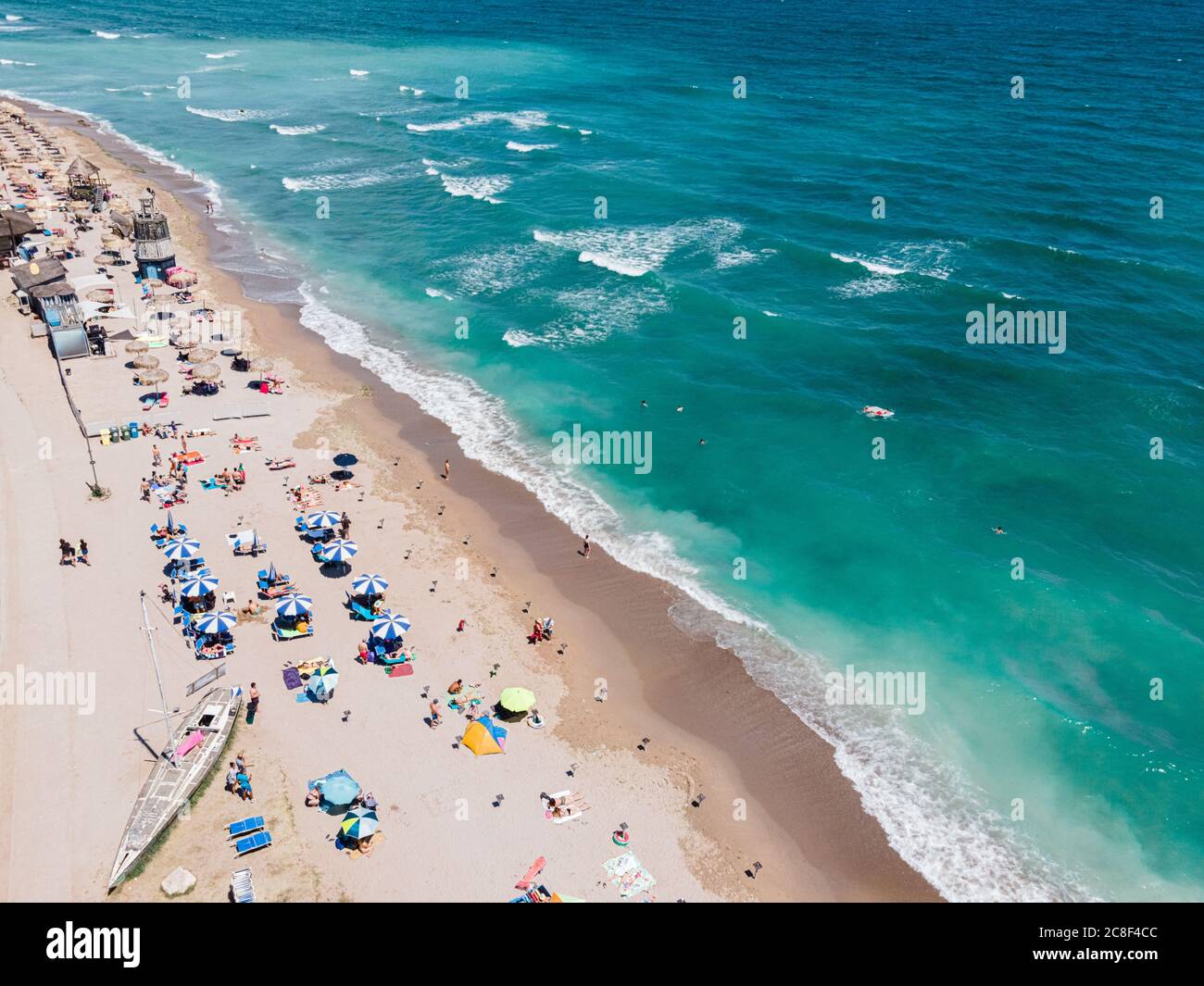 Spiaggia aerea, persone e ombrelloni colorati sulla Spiaggia Fotografia, Blue Ocean Landscape, onde marine Foto Stock