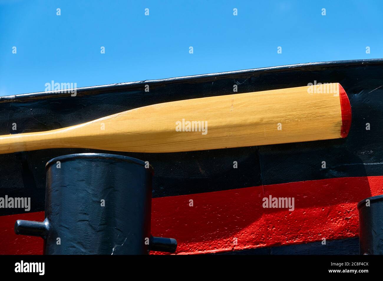 Timone in legno di una storica barca di salvataggio ristrutturata Foto Stock