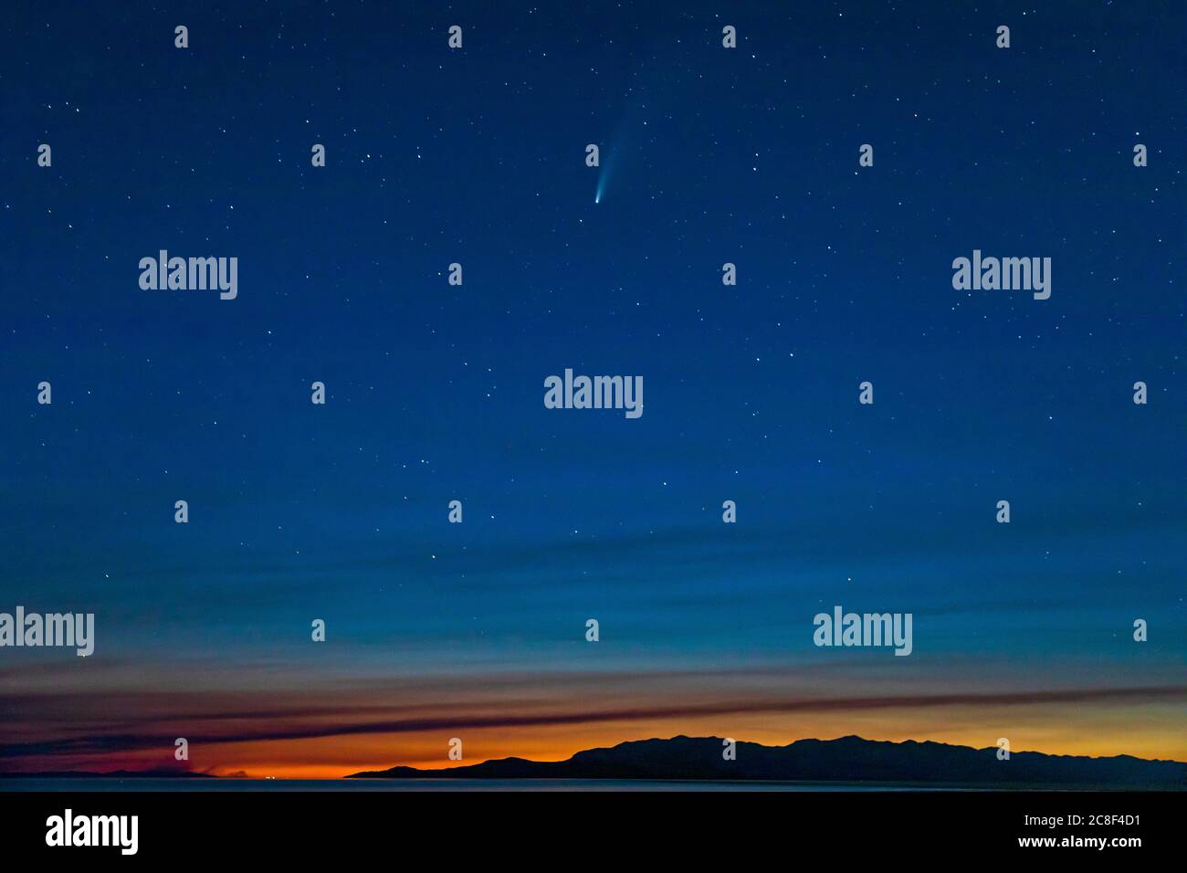 La Cometa NEOWISE nei cieli sopra le montagne del promontorio e l'isola di Fremont nel Grande Lago Salato vicino Syracuse, Davis County, Utah, USA. Foto Stock