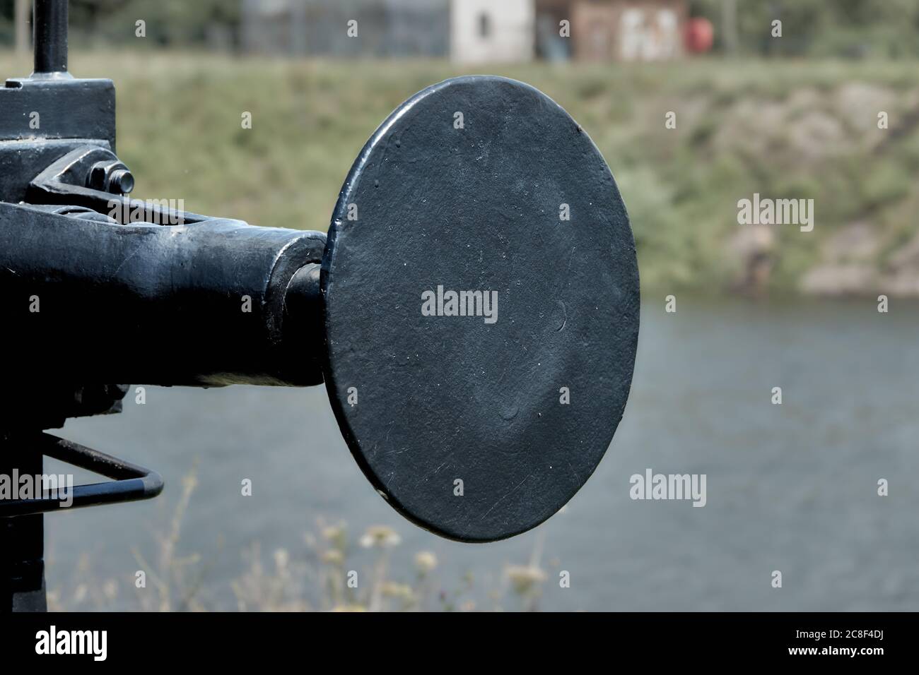 Tampone nero di un carro ferroviario, esentato davanti ad uno sfondo sfocato con bokeh Foto Stock