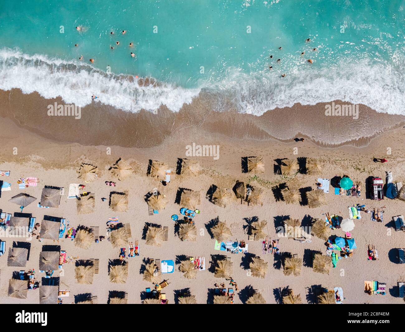 Spiaggia aerea, persone e ombrelloni sulla Spiaggia Fotografia, Blue Ocean Paesaggio, onde di mare Foto Stock