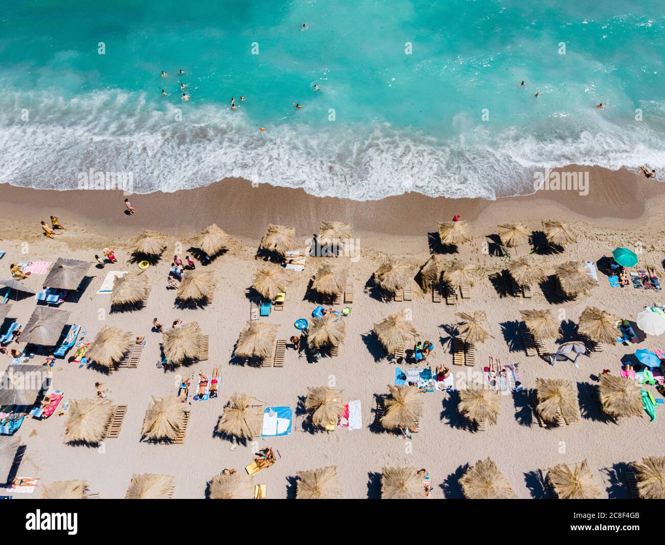 Spiaggia aerea, persone e ombrelloni sulla Spiaggia Fotografia, Blue Ocean Paesaggio, onde di mare Foto Stock