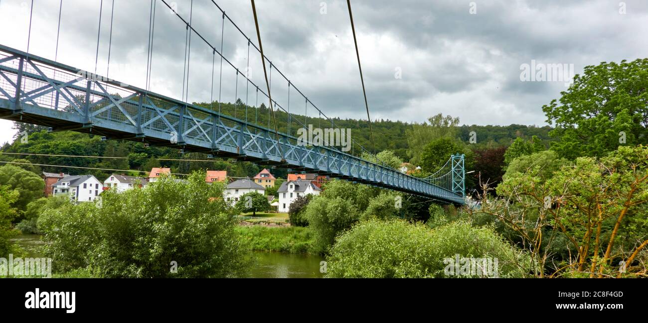 Ponte per i pedoni sul Fulda prima della sua confluenza con la Werra al Weser ad Hann. Muenden, Germania Foto Stock