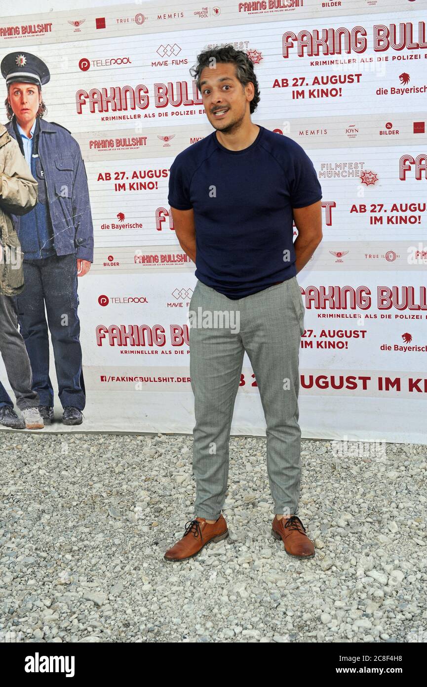 Monaco, Germania. 23 luglio 2020. L'attore Erkan Acar sorride prima della prima del film di "Faking Bullshit" nel pop-in del cinema a comparsa al Filmfest München Pop-Up. Credit: Ursula Düren/dpa/Alamy Live News Foto Stock