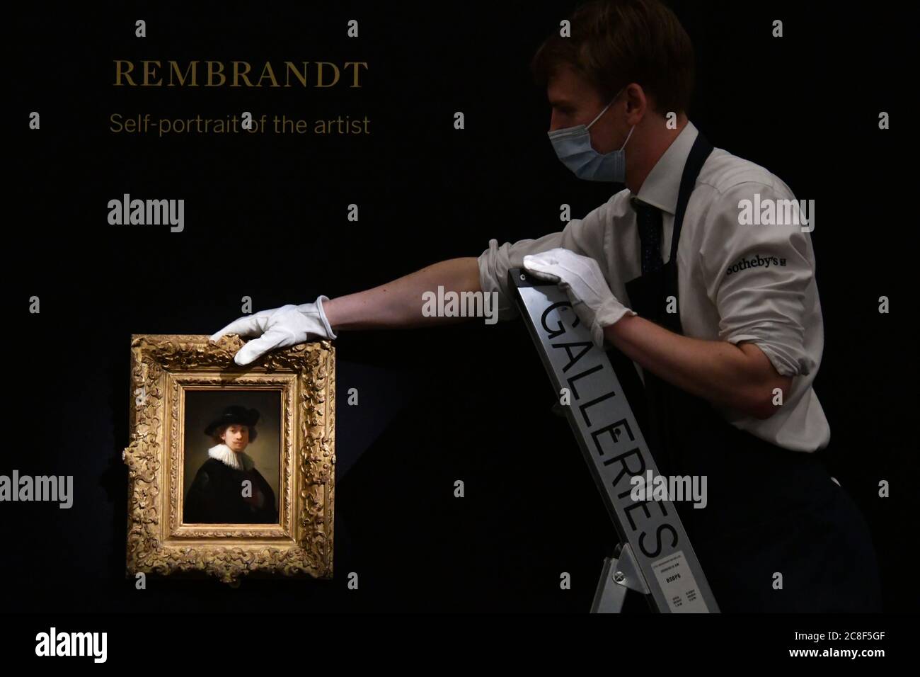 Londra, Regno Unito - 23 luglio 2020. SothebyÕs presentare Rembrandt a Richter, un'asta e una mostra che si estende per oltre mezzo millennio di storia dell'arte, svelando oltre 70 opere che mostrano 500 anni di storia dell'arte alla Londra di Sotheby. Rembrandt Harmensz. Van Rijn. Autoritratto dell'artista, a mezza lunghezza, con un Ruff e un cappello nero. Stima £12,000,000-16,000,000 (IN ATTESA di rilascio fino alle 9:00 BST 24 luglio 2020) credito: Nils Jorgensen/Alamy Live News Foto Stock