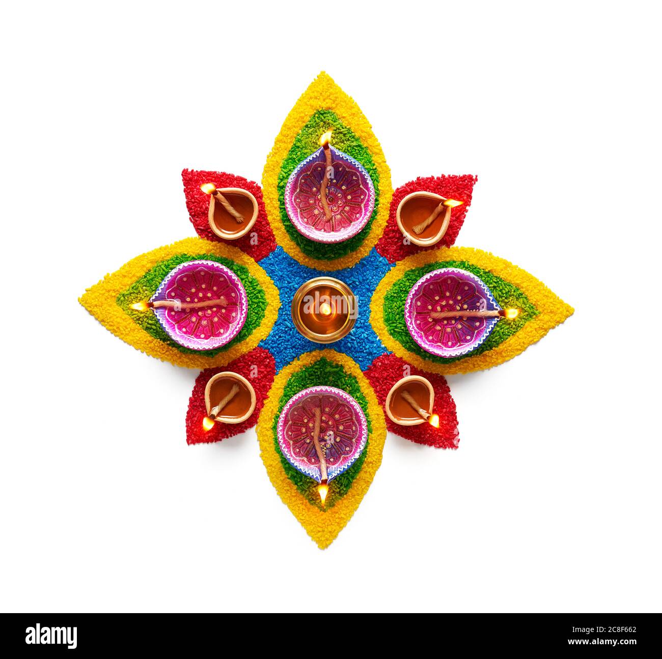 Happy Diwali, lampada ad olio su rangoli colorati su sfondo bianco Foto Stock