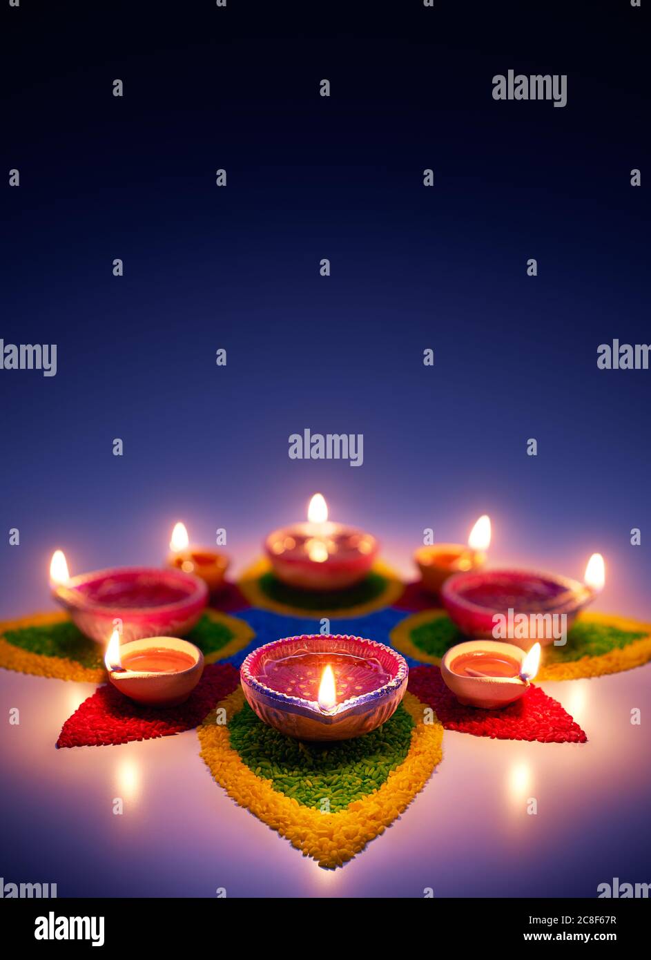 Happy Diwali, lampade a olio Diya su rangoli colorati con spazio per la copia Foto Stock
