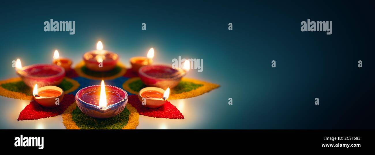 Happy Diwali, lampade a olio Diya illuminate su rangoli colorati con spazio per la copia Foto Stock