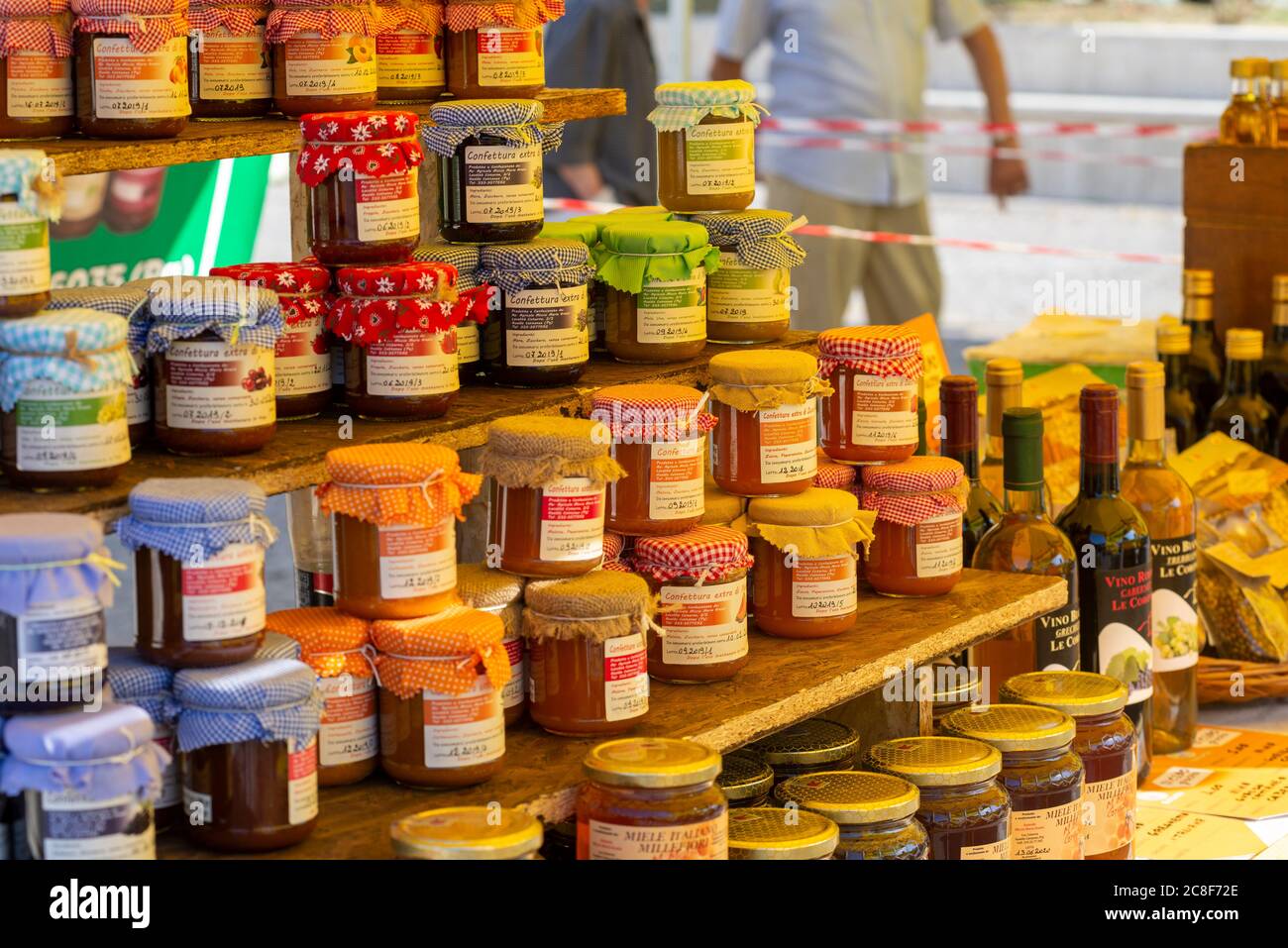 terni, italia luglio 24 2020:esposizione di vasi di miele al mercato Foto  stock - Alamy