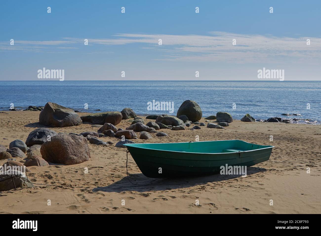 Barca a riva del Mar Baltico in Tuja, Vidzeme, Lettonia, paesaggio Foto Stock