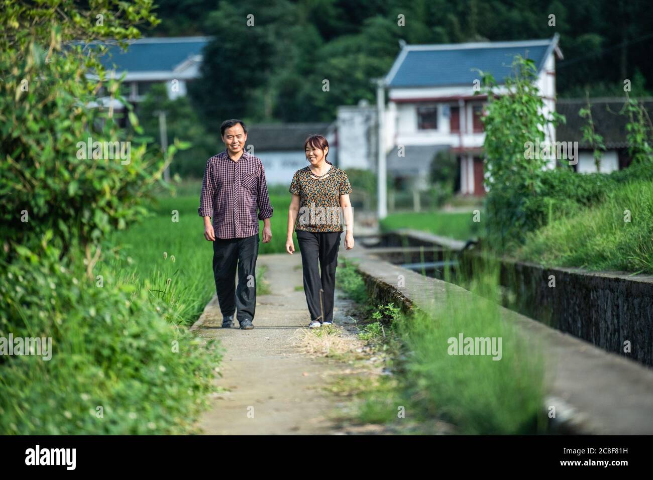 (200724) -- GUIYANG, 24 luglio 2020 (Xinhua) -- Mu Xianhai e sua moglie camminano nel villaggio di Huamao di Fengxiang Township nel distretto di Bozhou della città di Zunyi, nella provincia di Guizhou, 14 luglio 2020. Come ereditore di quarta generazione della lavorazione della ceramica di Huamao, Mu XianVai, 52 anni, iniziò a imparare la lavorazione della ceramica da suo padre quando aveva 13 anni. Fondò il primo laboratorio di ceramica nel villaggio di Huamao, mentre il villaggio potenziò il turismo rurale nel 2014. Il reddito annuale di Mu XianVai è aumentato da 30,000 yuan (circa 4,275 dollari USA) a 300,000 (circa 42,750 dollari USA) come suo Foto Stock