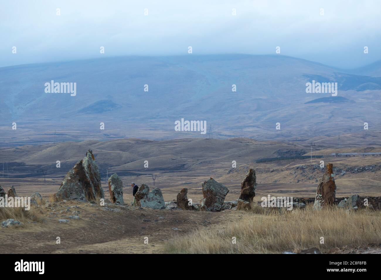 Carahunge, situata su una suggestiva pianura, è un sito archeologico preistorico nei pressi della città di Siian, nella provincia di Syunik in Armenia. Foto Stock