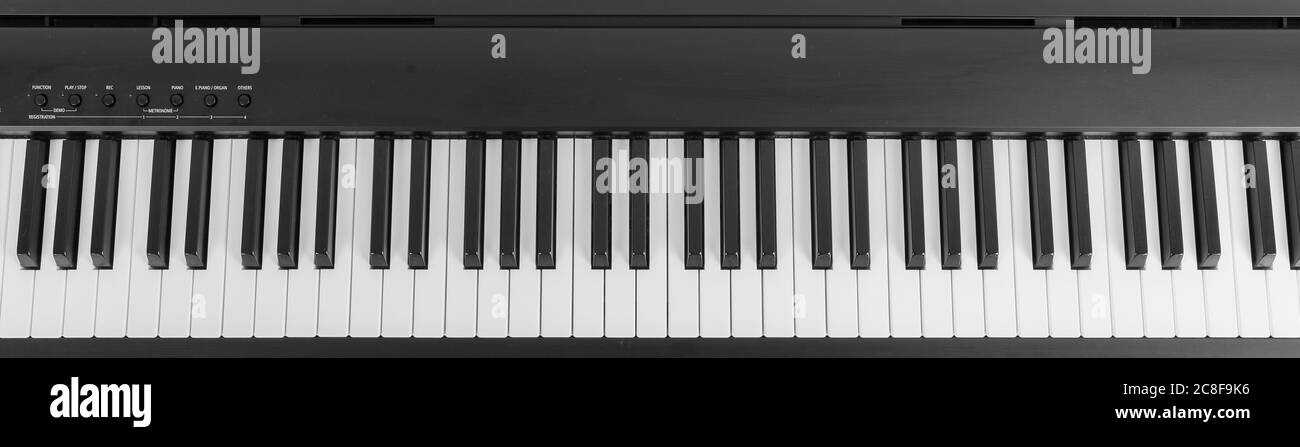 Moderno pianoforte digitale in bianco e nero Foto Stock