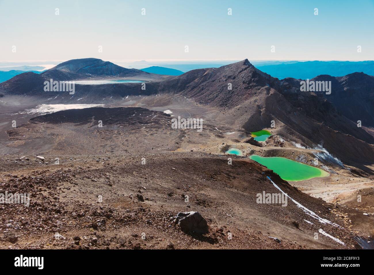 I paesaggi aridi e i laghi di Smeraldo (Ngā Rotopounamu) del Tongariro Alpine Crossing, l'escursione di un giorno più popolare della Nuova Zelanda Foto Stock