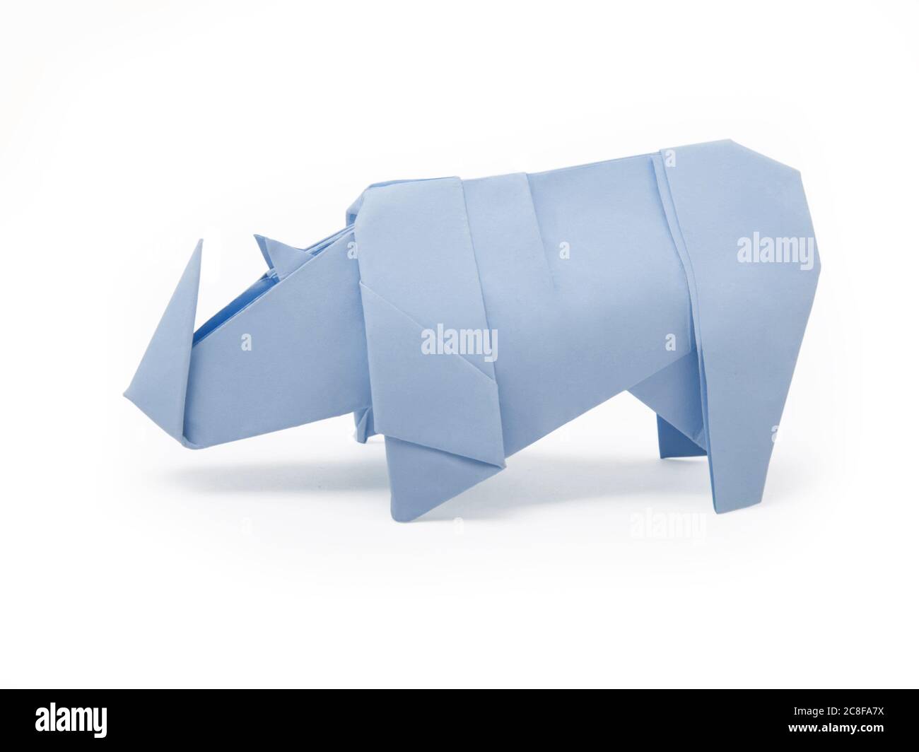 Origami simpatico rinoceronte su sfondo bianco Foto Stock
