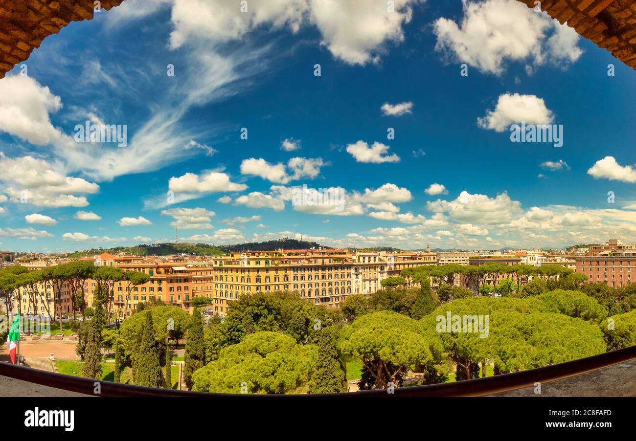 Roma - 30 aprile 2019 - Vista da Castel Sant'Angelo alla storica città di Roma Foto Stock