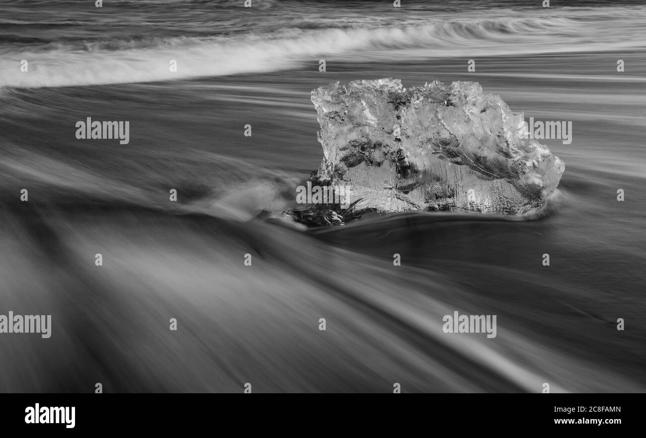 Ice-bergs sulla spiaggia di Jokulsarlon in Islanda Foto Stock