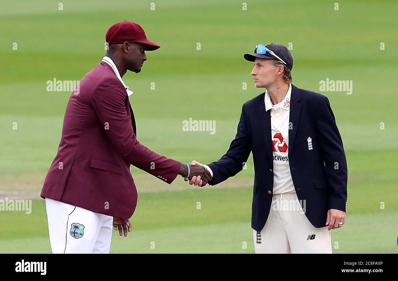 Il capitano delle Indie Occidentali Jason Holder (a sinistra) e il capitano dell'Inghilterra Joe Root scuotono le mani dopo la gettata della moneta durante il primo giorno del terzo test a Emirates Old Trafford, Manchester. Foto Stock