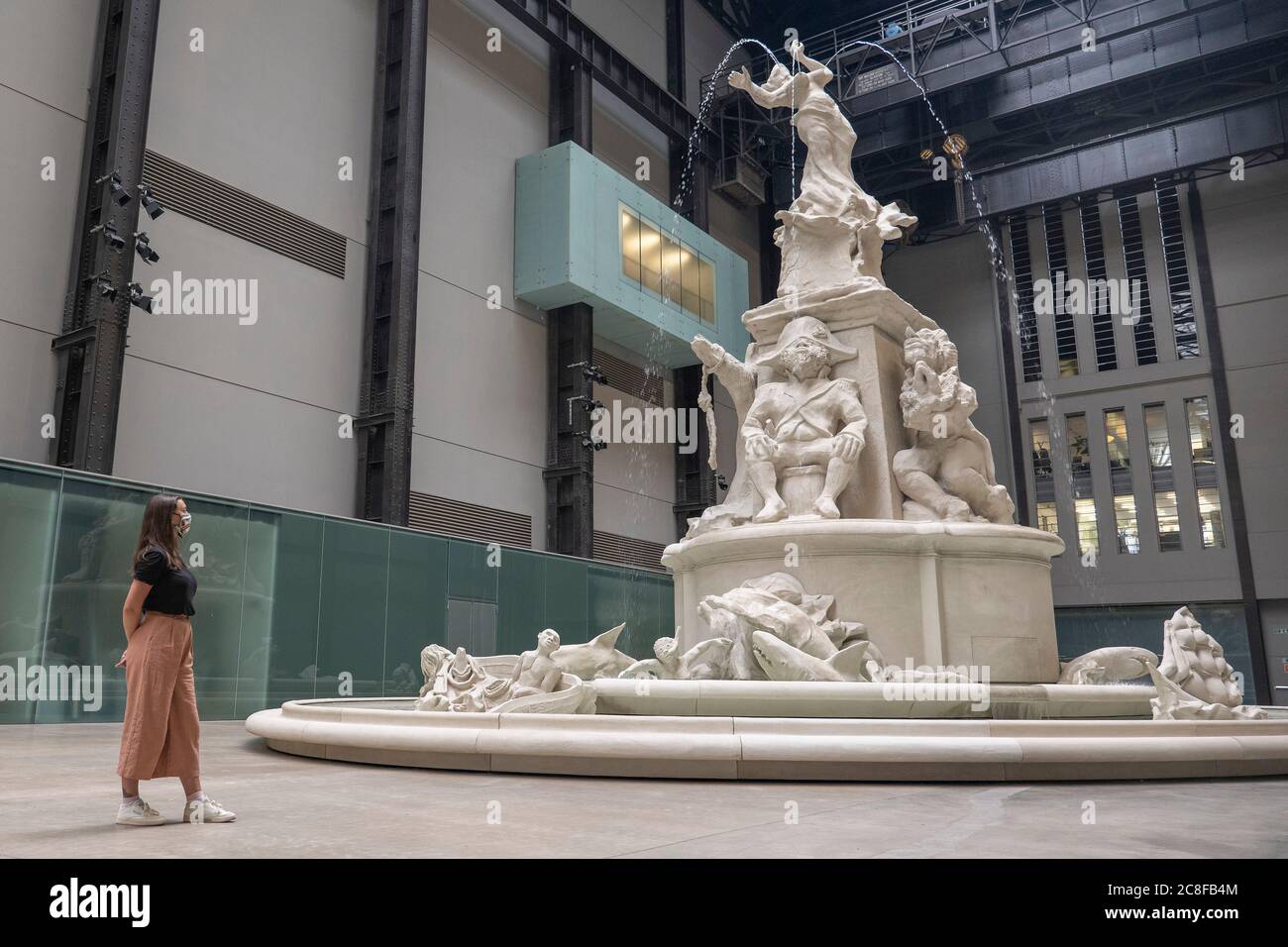 Londra, Inghilterra. 24 luglio 2020. Fons Americanus di Kara Walker, 2019. La Tate Modern Gallery riapre l'esperienza di visita, che include due nuove collezioni, presso il Tate Modern prima dell'apertura ufficiale del pubblico. Le Gallerie delle Tate riaprono al pubblico il 27 luglio 2020. Il Tate Modern è una galleria d'arte moderna nel sud di Londra. E' la galleria nazionale britannica di arte moderna internazionale e fa parte del gruppo Tate. E' situato nell'ex Centrale elettrica di Bankside, nell'area di Bankside del quartiere londinese di Southwark.(foto di Sam Mellish / Alamy Live News) Foto Stock