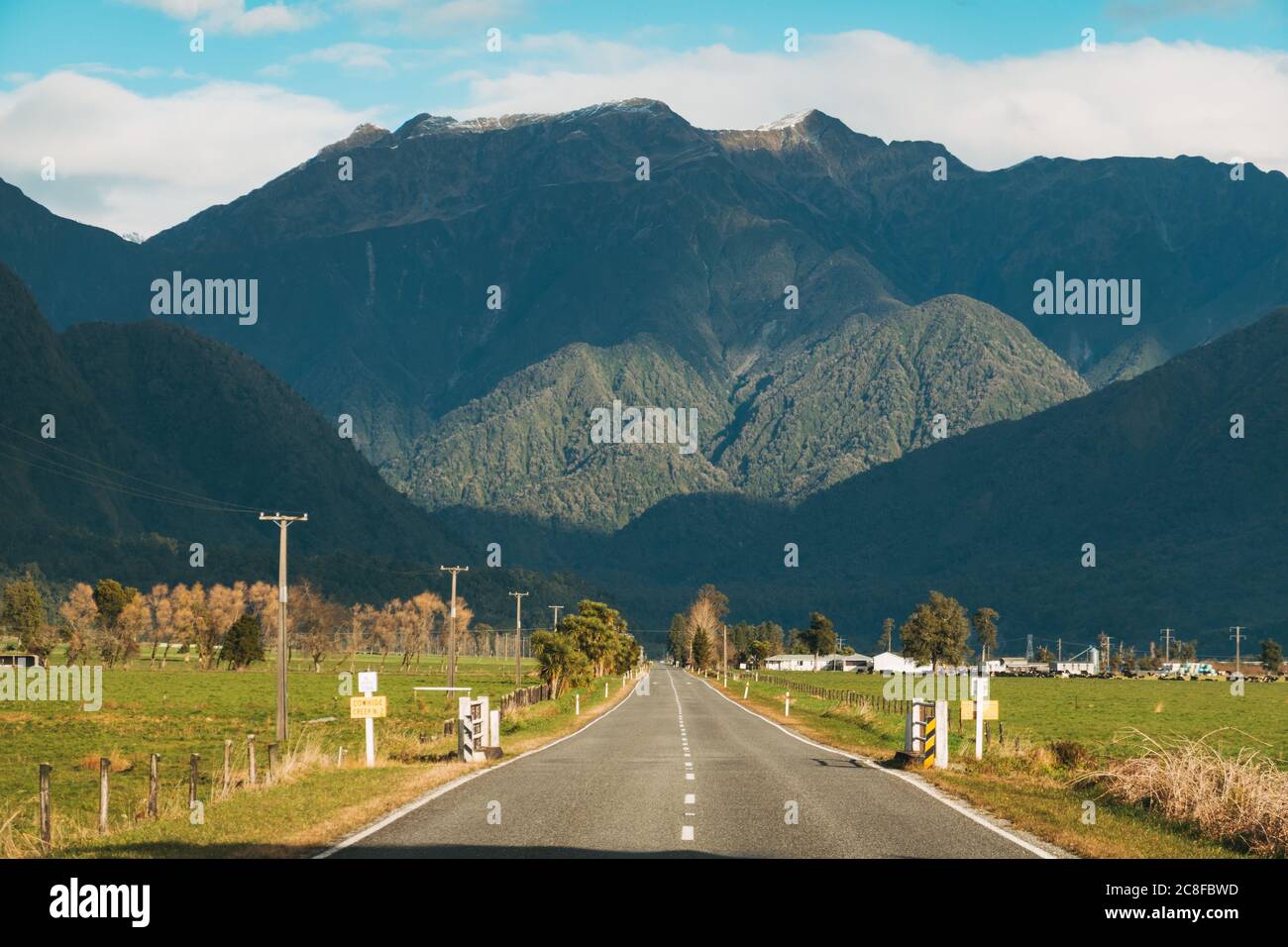 Le montagne si profilano sull'autostrada statale 6 sulla costa occidentale dell'Isola del Sud, Nuova Zelanda Foto Stock