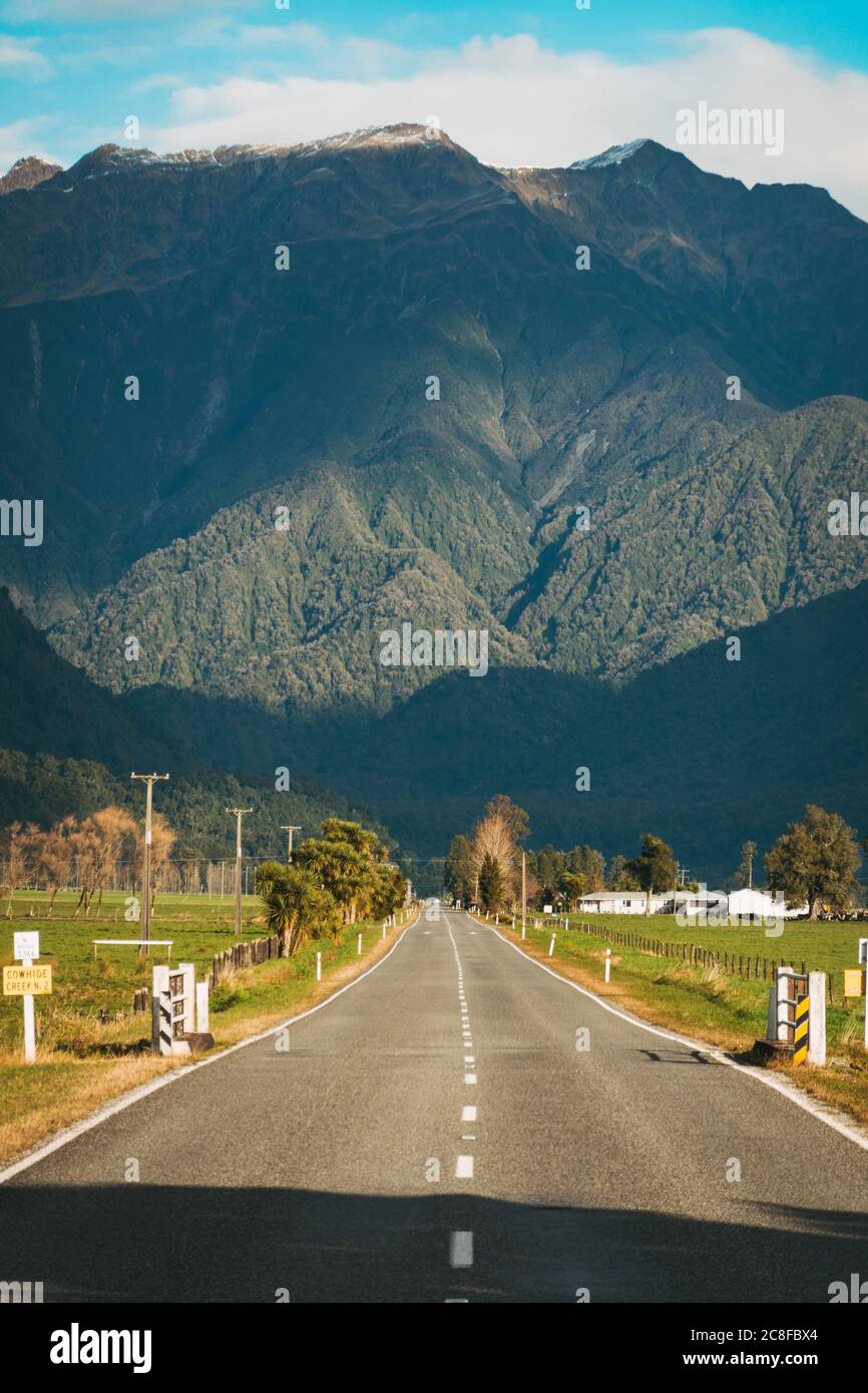 Le montagne si profilano sull'autostrada statale 6 sulla costa occidentale dell'Isola del Sud, Nuova Zelanda Foto Stock