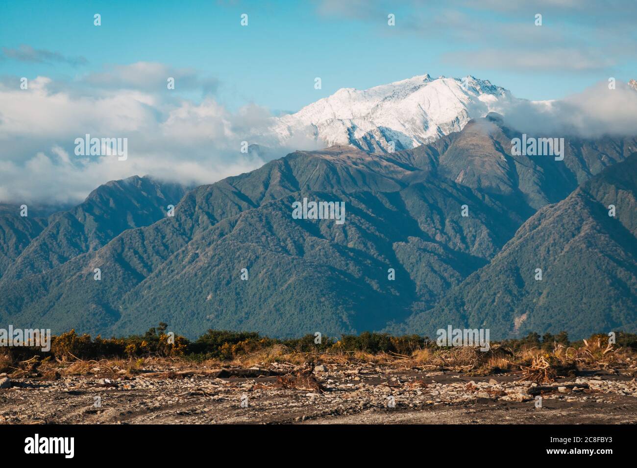 Un monte Adams innevato si estende sulla catena montuosa vicino a Whataroa, Westland, Nuova Zelanda Foto Stock