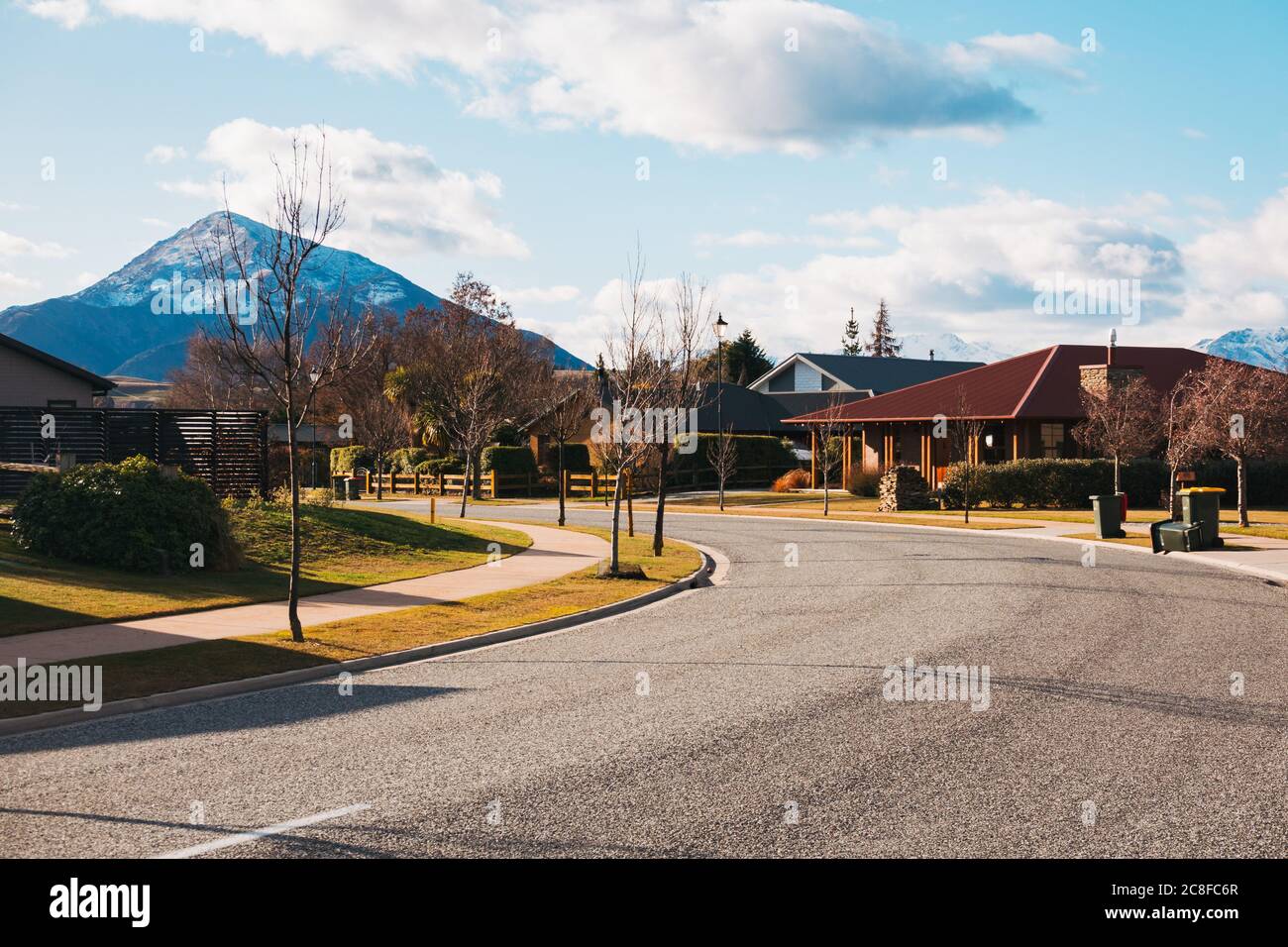 Una strada residenziale in Albert Town, un fiorente sviluppo vicino a Wanaka, Nuova Zelanda Foto Stock Una strada residenziale in Albert Town, un fiorente sviluppo vicino a Wanaka, Nuova Zelanda Foto Stock