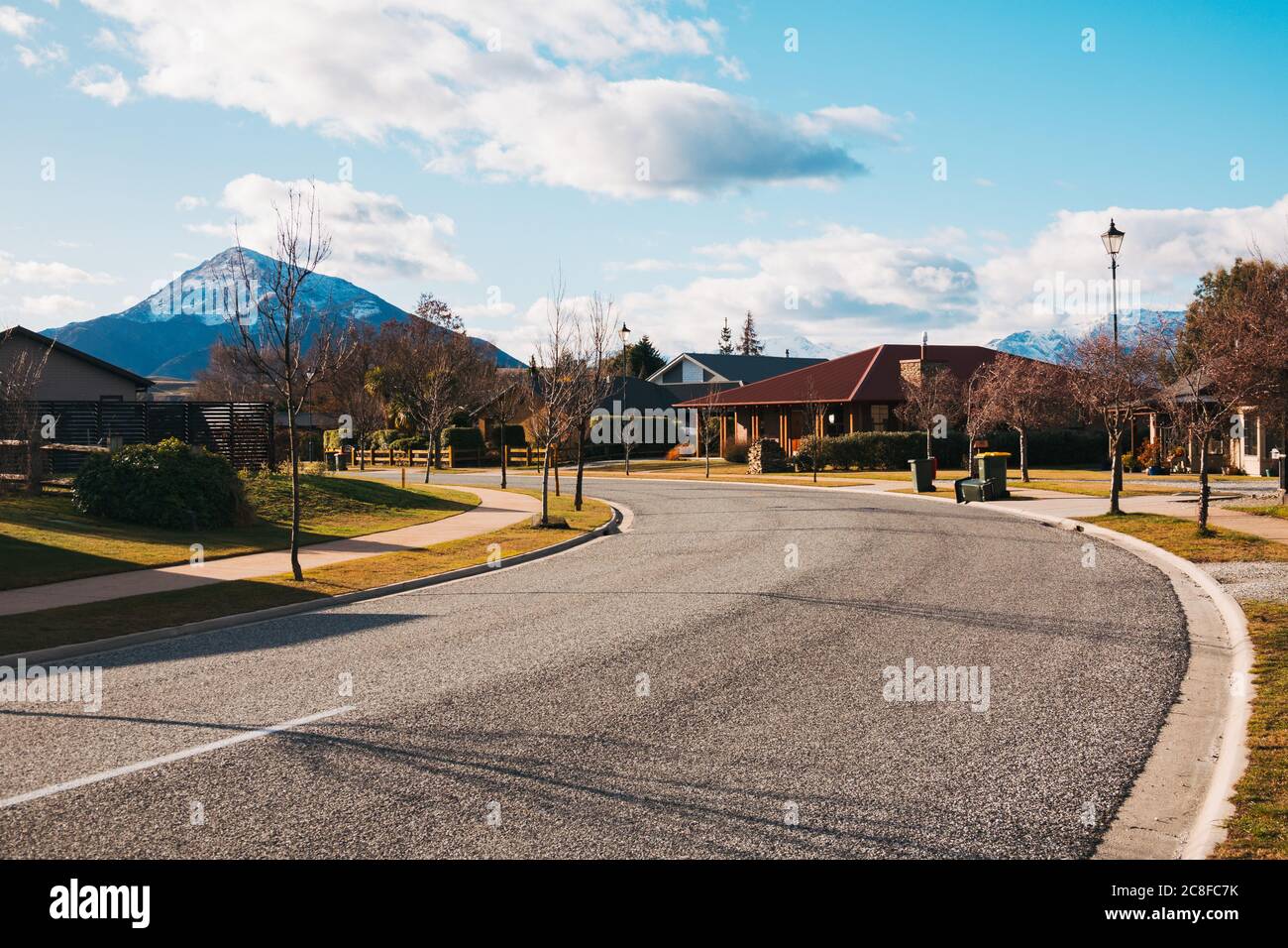 Una strada residenziale in Albert Town, un fiorente sviluppo vicino a Wanaka, Nuova Zelanda Foto Stock Una strada residenziale in Albert Town, un fiorente sviluppo vicino a Wanaka, Nuova Zelanda Foto Stock