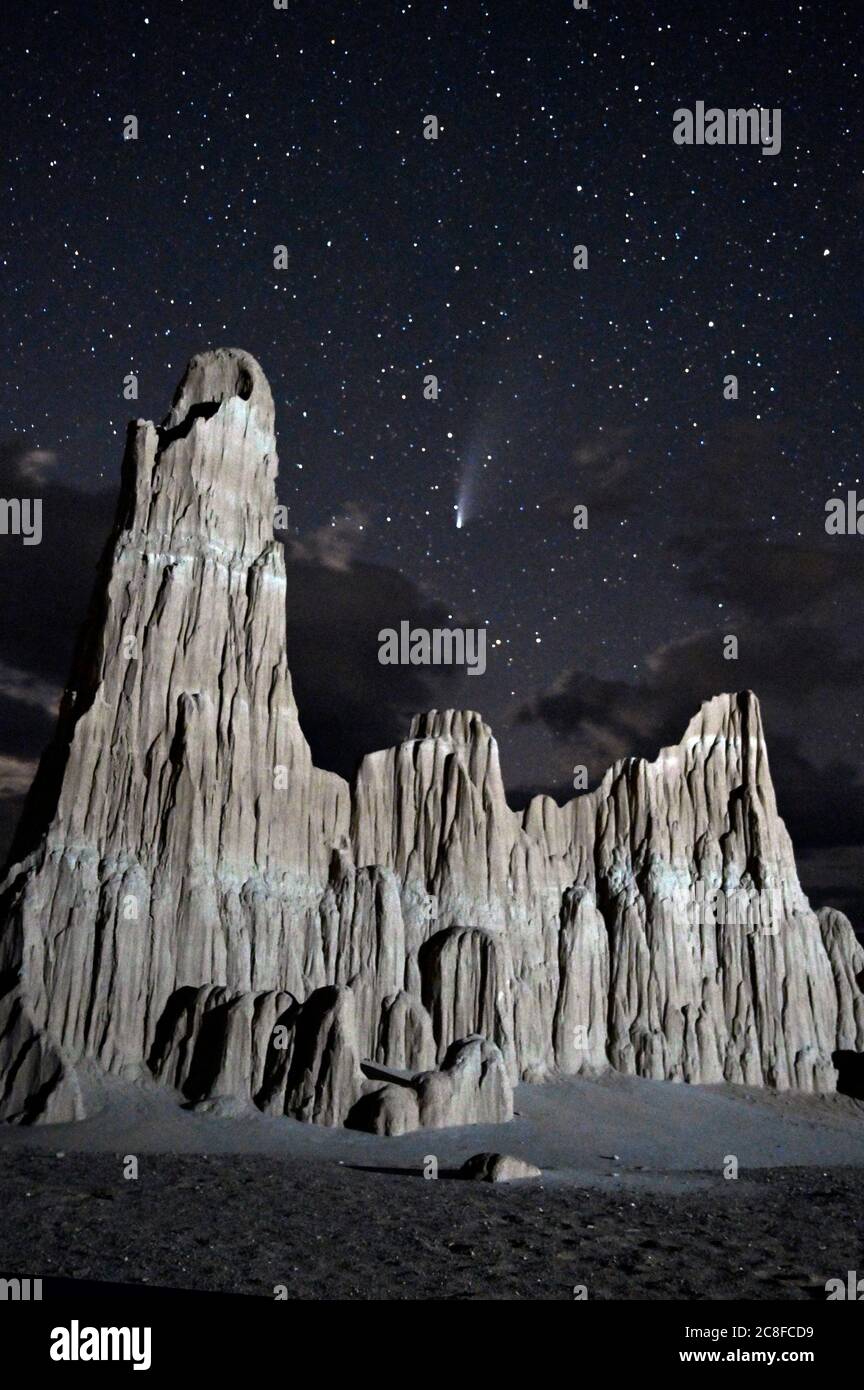 23 luglio 2020 - Panaca, Nevada, Stati Uniti - la Comet NEOWISE (C/2020 F3) è visto nel cielo sopra Cathedral Gorge state Park vicino Panaca, Nevada, 23 luglio 2020. La cometa prende il nome dal Near-Earth Object Wide-Field Infrared Survey Explorer della NASA, che lo scoprì a marzo. La Gola della Cattedrale è una riserva geologica di resti di un antico letto di lago costituito da un suggestivo paesaggio di argilla di bentonite erosa. (Immagine di credito: © David Becker/ZUMA Wire) Foto Stock