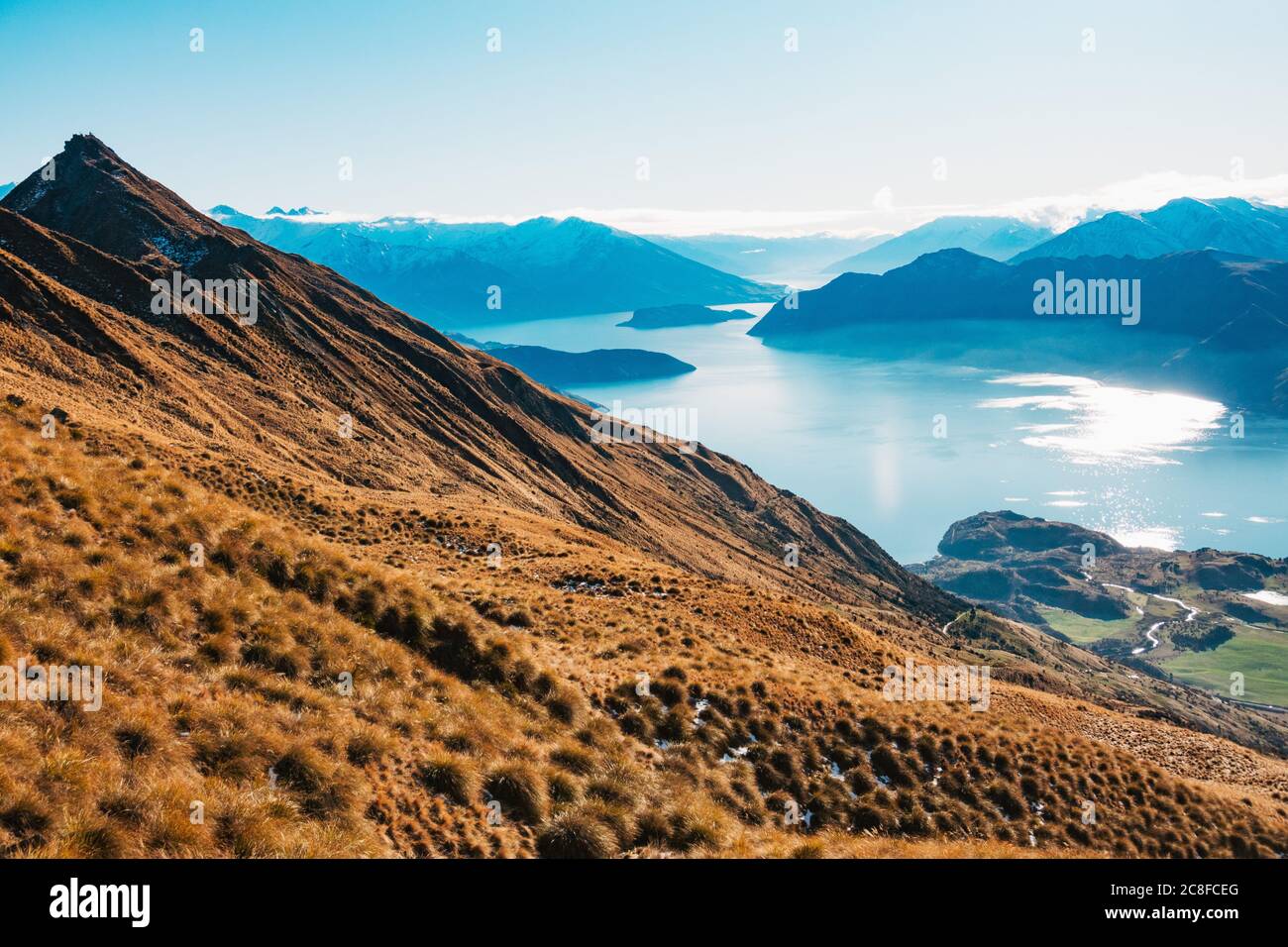 Un lago Wanaka ancora blu in una mattinata invernale nell'Isola del Sud della Nuova Zelanda Foto Stock