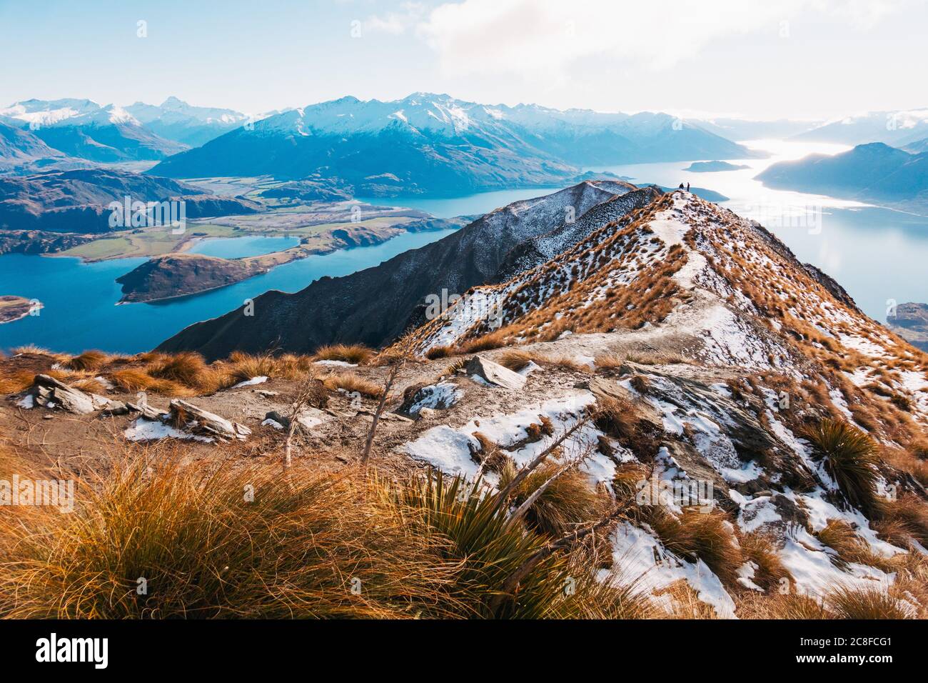 Il punto di osservazione sul Roys Peak Track in Nuova Zelanda, di solito visto con code di turisti, ora desertato a causa della pandemia del coronavirus Foto Stock