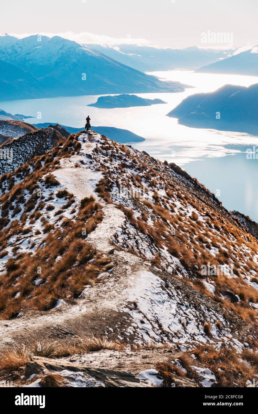 Il punto di osservazione della pista di Roys Peak in Nuova Zelanda, solitamente visto con dozzine di turisti in coda per una foto, ora desertato a causa della pandemia del coronavirus Foto Stock