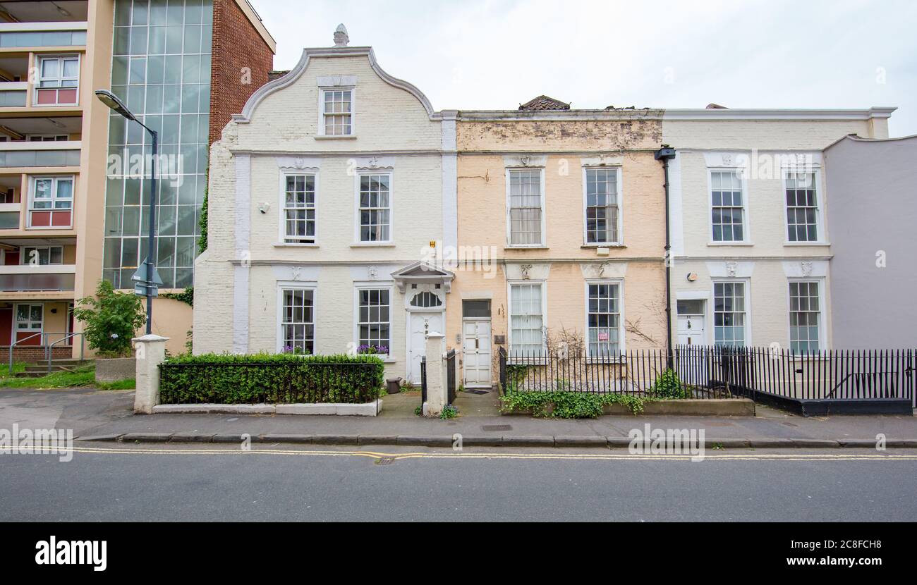 10 Guinea Street Bristol UK - la 'House through Time' nella serie TV 2020 con vicini 11 e 12 e 60 blocchi di appartamenti Foto Stock