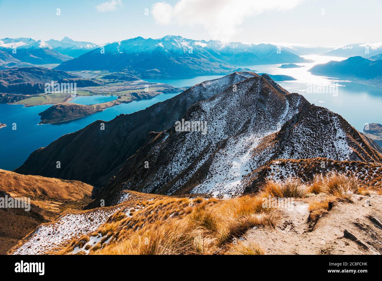 Il punto di vista incaratteristicamente vuoto sulla Roys Peak Track in Nuova Zelanda, deserta a causa della pandemia del coronavirus Foto Stock